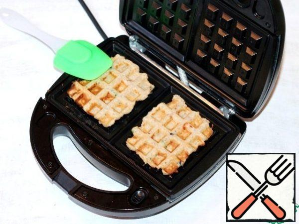 After 8 minutes, the waffles are ready! Using a silicone or wooden spatula, distribute the waffles and lay out a new portion of dough.