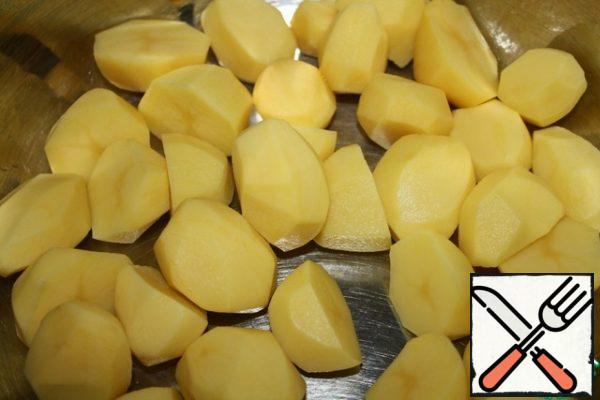 Peel the potatoes and cook until tender.
In the photo, it seems that there are a lot of potatoes, but they are small and photographed in close-up.
Mash the potatoes.