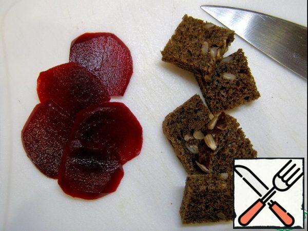 Cut the bread and thin slices of pickled beetroot into small pieces.