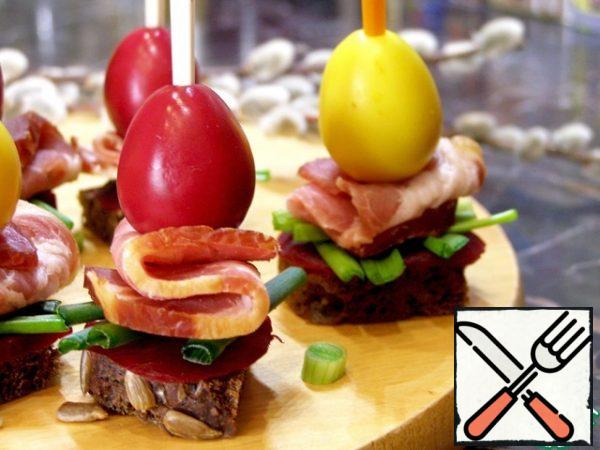 We collect canapes on a piece of bread: the bottom is pickled beetroot, green onions and bacon, rolled up in the form of the letter S, and we grease everything with pickled egg on top. The snack is ready!
Enjoy your meal!
P.S. these colorful unusual eggs will become a lifesaver if you have a buffet or unexpected guests arrive.