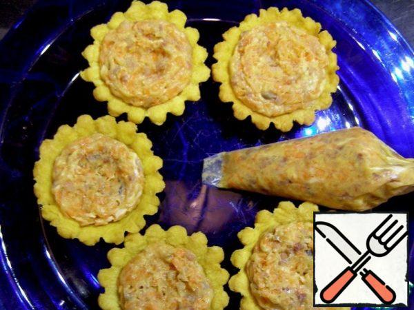 Fill the tartlets with the prepared filling. It is convenient to do this with a pastry bag.