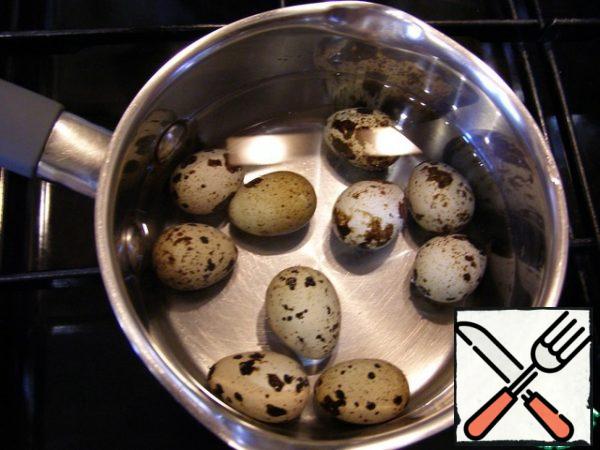 Boil quail eggs: this item, like the next two, is intended for novice Housewives.
To prevent the eggs from cracking when cooking, they should be warm, just keep them in warm water for 10-15 minutes. Choose a cooking dish with a wide bottom so that all the eggs fit in one layer. Pre-add a teaspoon of salt and vinegar to the boiling water. Carefully, one at a time, lower the eggs into the boiling water.
For a slightly creamy yolk consistency, cook for exactly 1.5 minutes after boiling the eggs. If you want a firm yolk, cook for 3 minutes.