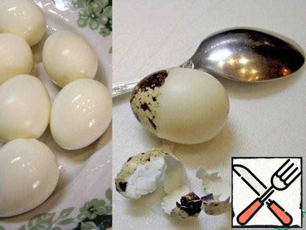 Now, lightly tapping on the shell, the eggs can be easily cleaned: the shell is removed with a tape, if you hook it together with the film that is under the shell.