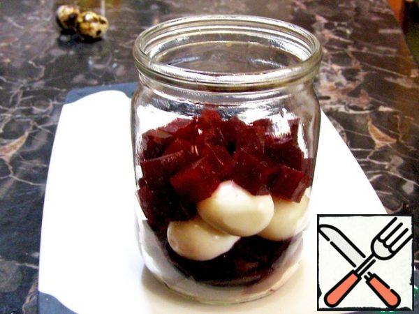 In another jar on the bottom, put the beet clippings, 10 eggs, and pour the beet cubes on top.