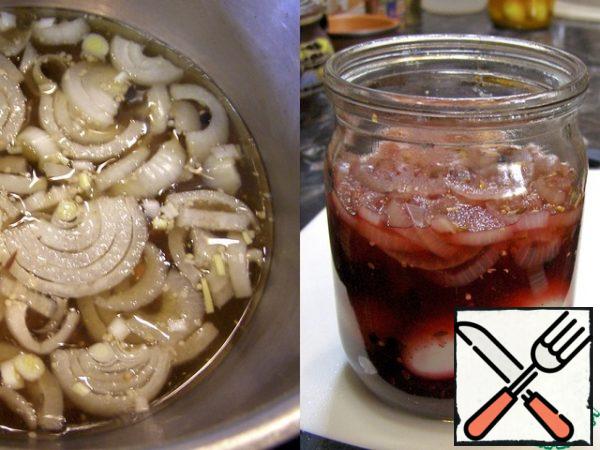 Add the onion to the remaining marinade and cook for another 5-10 minutes. Eggs with beets pour this marinade. In a day we will get red eggs-snack №4.
