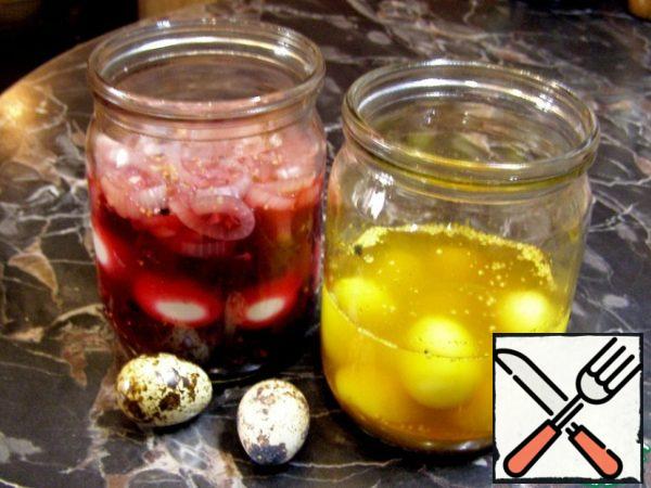 It remains to shake the jars slightly, cover them with lids and put them in the refrigerator – for a day or at least for the night. These eggs are stored in the refrigerator for a long time - more than a month, it is convenient to have them in stock if you need to quickly prepare some snacks.
I want to warn you that beetroot eggs are colored, take this into account.
What can be prepared using pickled eggs, see my recipes: "tartlets with pickled egg" and "canapes with pickled eggs and beets".
In this photo, eggs that have spent a day in the marinade. They have already acquired a beautiful color and characteristic taste. The longer the eggs stay in the marinade, the richer the color and sharper the taste. Before use, I advise you to dip the egg in some spicy seasoning, such as Svan salt. 