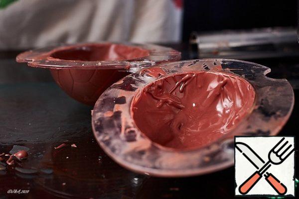 Gently scrape off the mold with a spatula in case the drops stick to the mold. It is better to do this while the chocolate is not frozen, but also after you need it. Turn it over again and lightly tap the shape with a spatula so that the chocolate spills out.