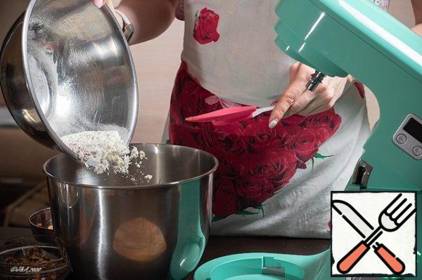 Mix the dry ingredients thoroughly by hand with a spatula.