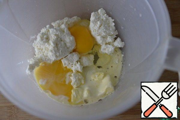 Add the cottage cheese, eggs and punch with a blender until smooth, you can mash well and mix with a fork.