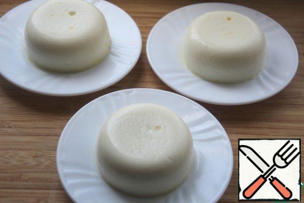 Remove the molds from the steamer, remove the foil and let cool.
We turn the molds onto a dish - a little liquid is formed - we blot it with a napkin.