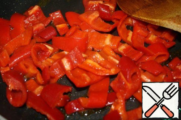 Cut the peppers into strips.
Heat the oil and fry on a high heat for 5 minutes, stirring constantly.