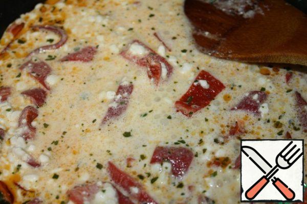 Add salt, pepper and finely chopped parsley.
Finally, add the egg, still mixing well, and fry for about 2 minutes.