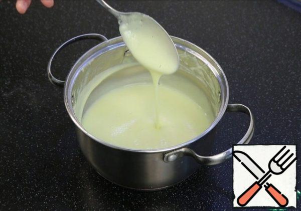 For the cream, combine the eggs, sugar, salt, vanilla, starch and mix well. Then the milk is at room temperature. Everyone prepares custard differently. Someone pours hot and boiling milk. This is not important! Do as you are used to.
If, suddenly, it so happened that the mass went flakes, punch it with an immersion blender.