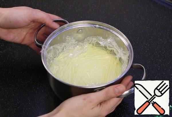 Allow to cool slightly, add alcohol and butter. Mix well. You should get a delicious, uniform cream. When it cools, it will become thicker.
I close it in contact and put it in the refrigerator until it cools completely.