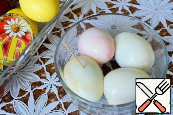 Clean the boiled eggs and prick them in several places with a toothpick.
Peel the bulbs without cutting off the top.