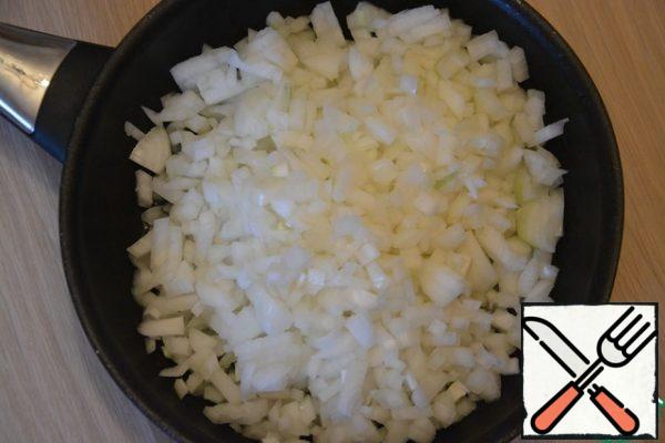 Peel the onion and cut it into small pieces. Pour the vegetable oil into the pan and add the onion.