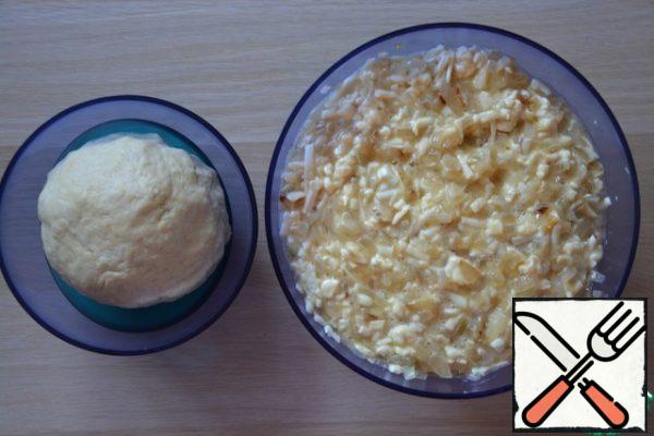 Prepare the dough. To do this: pour the flour into a bowl and grate the butter. Add sour cream and mayonnaise with soda. Stir. Remove to the refrigerator for 25-30 minutes.