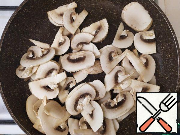 Fry the mushrooms.
There's a little secret here. Wash mushrooms do not need to, because they easily absorb a lot of moisture. So just wipe them with a napkin. Heat treatment will kill everything.
Fry the same on high heat for a small amount of time.