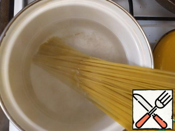 Cook the pasta until al dente. To prevent the paste from sticking together, you need to take 1 liter of water per 100 grams of paste. In General, I take from 60 to 80 grams of paste per person.
Actually cook the pasta can be put somewhere before cooking the sauce (it all depends on the cooking time of your chosen spaghetti).