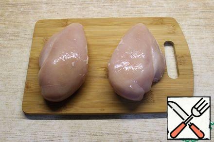Prepare the chicken fillet: wash the breast well and cut into 2 halves.