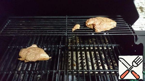 When the smoke goes out, after about 20 minutes, lay out the meat. I closed the lid and left one burner burning. At a temperature of 90 degrees, smoked for 20 minutes, then turned over and baked for another 20 minutes.