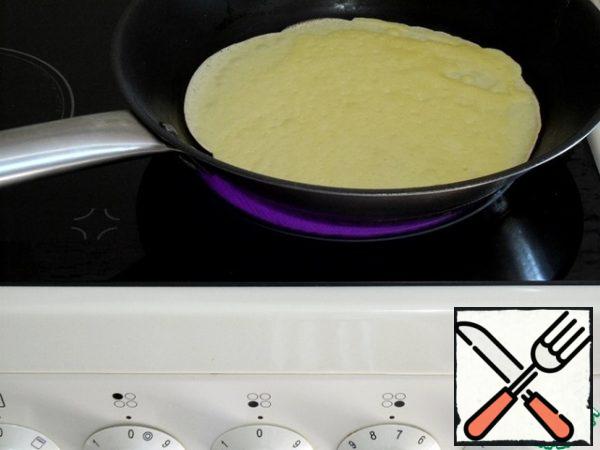 For the first pancake, lightly grease the preheated pan with vegetable oil. Baked on a slightly higher-than-average heat.