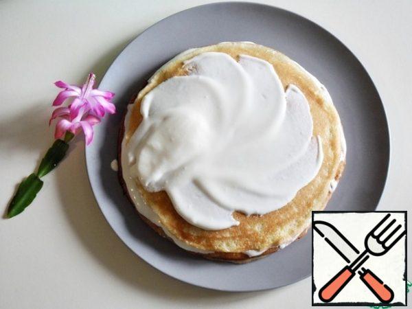 With the resulting cream, lubricate each pancake over the entire surface,