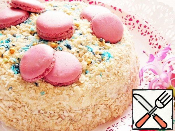I decorated the hot pie with almond cookies.
The finished cake turned out to be very tender, it can be served to the dessert table both hot and cold. But I liked it better when it was warm. After warming up, it just dissolves in your mouth!!! Mmm, careful!
