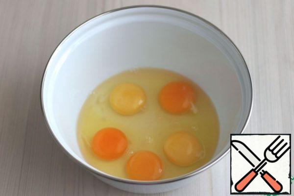 Add eggs to the bowl (5 PCs.).