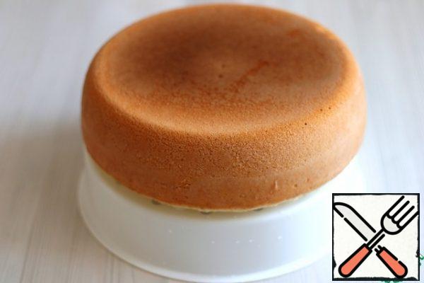 Ready-made sponge cake to cool to room temperature, then wrap in cling film and put in the refrigerator overnight.