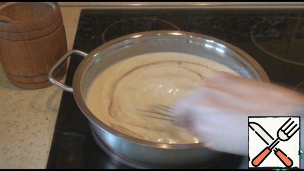 Add salt and pepper to taste, add nutmeg.
Bring to a boil and let it simmer for three minutes.
Then disconnect and set aside.