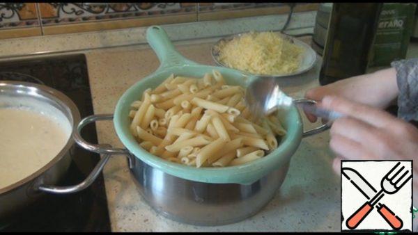 We take any pasta of hard varieties, not a large form, spaghetti will not work.
Boil according to the time indicated on the package, until the state of aldente. Throw it in a colander.