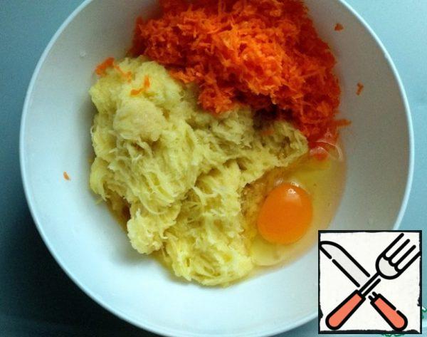 Wash the potatoes and carrots, peel them, and grate them on a fine grater. Add the egg and salt. Stir.