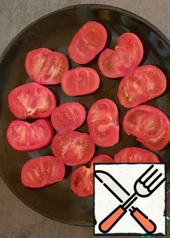 Cut the tomatoes into circles. Spread on a platter.
