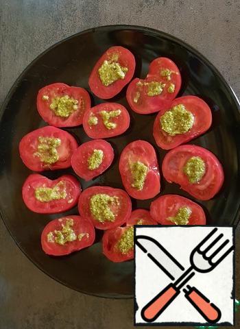 Put the pesto sauce on the tomatoes. The number desired. As in the photo optimal.
