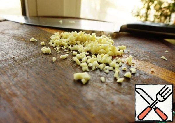 Chop the remaining garlic with a knife.