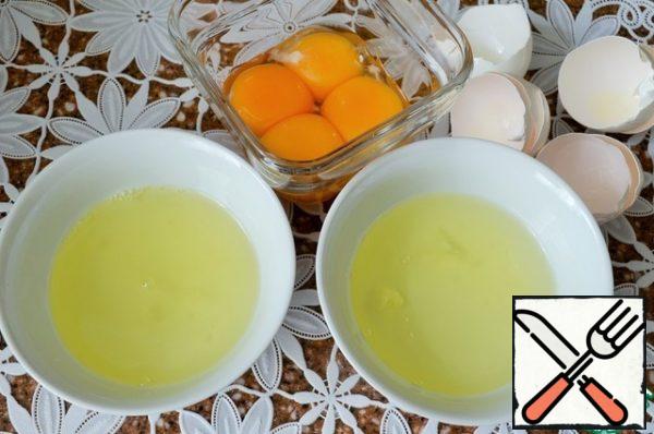 Wash the eggs, break them, and separate the whites from the yolks.
Divide by two proteins.