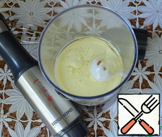 Turn on the oven to warm up.
Whisk the yogurt, eggs and vegetable oil.