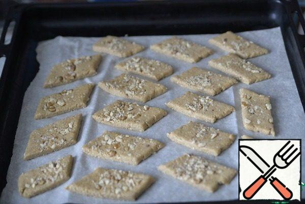 Transfer the cookie blanks to a baking sheet covered with baking paper.
We put it in a preheated oven. Bake the cookies until light golden brown at 190 degrees for 20 minutes.
