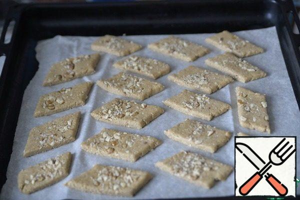 Transfer the cookie blanks to a baking sheet covered with baking paper.
Put in a heated oven. Bake the cookies until light Golden at 190 degrees for 20 minutes.