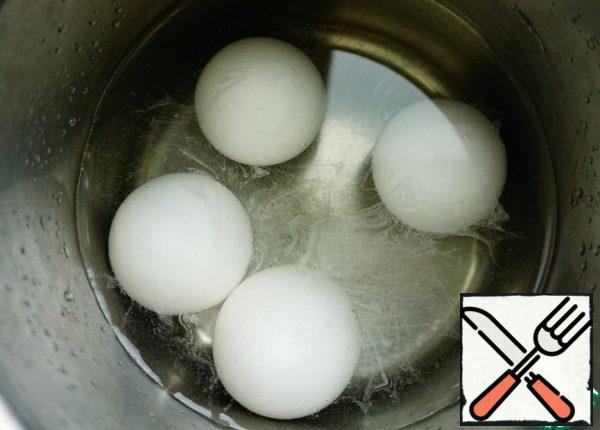 I will tell You about my secret of cooking eggs. Dip the eggs in cold water. Add salt. If any of the eggs is cracked, then thanks to the salt, the protein on the surface of the crack will quickly curl and will not allow the rest of the protein to flow out of the egg much. Boil. Boil literally 20-30 seconds.