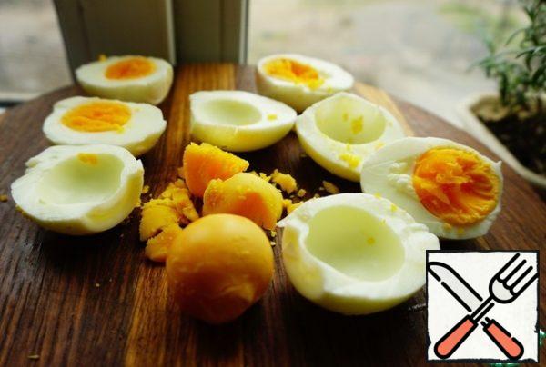 Thanks to this method of cooking eggs, they will never be overcooked, and You will never get a blue rim of yolk.
