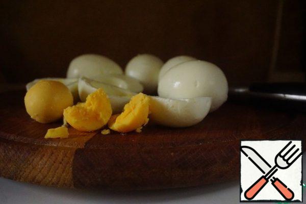 Ready-made eggs are cleaned, cut in half and remove the yolk.