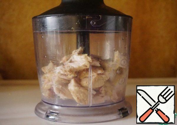 Cut the finished chicken fillet into cubes and send it to the blender bowl. Here I will tell you how to cook it better. To get a delicious chicken fillet, fill it with hot water. In this case, in order for the protein to curdle on the surface of the fillet, forming a film, so that the maximum taste is preserved in the meat, add salt and bay leaf. Bring the water to a boil. Cover with a lid and cook for 15-20 minutes on low heat.