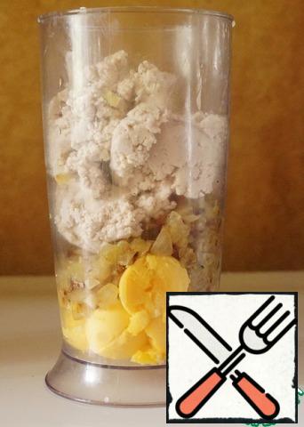 In a glass for an immersion blender, put the yolks and fried onions. Transfer the broken chicken mince from the bowl to the glass. Season with freshly ground black pepper.