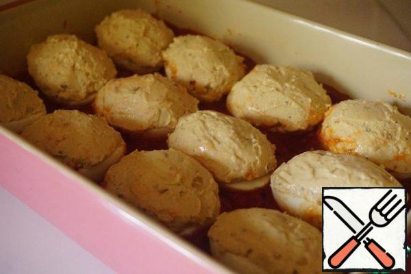 Place the stuffed eggs on top. Preheat the oven to 180 degrees and send the eggs there for 20 minutes.