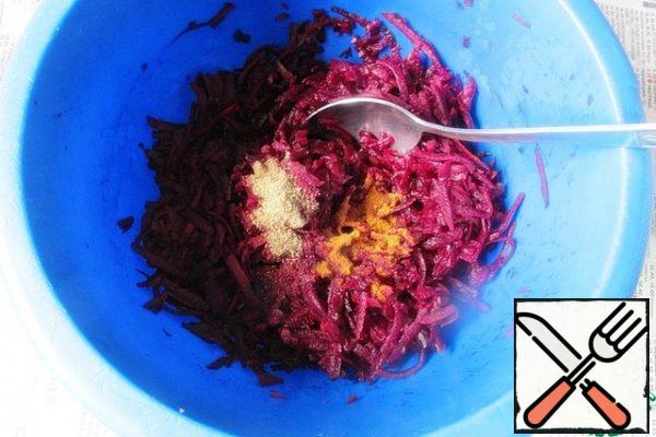 From the pickled beets, we drain the extra juice, if there is really a lot of it. Add spices. Do not mix!