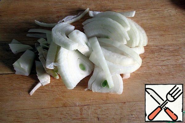 A large or even very large onion or 2 medium-sized onions are cut arbitrarily. The amount of onion depends on the intensity of onion flavor and aroma of the whole salad.