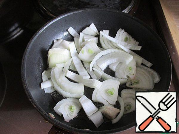 Put a frying pan with vegetable oil on the fire, heat it well and spread the onion.