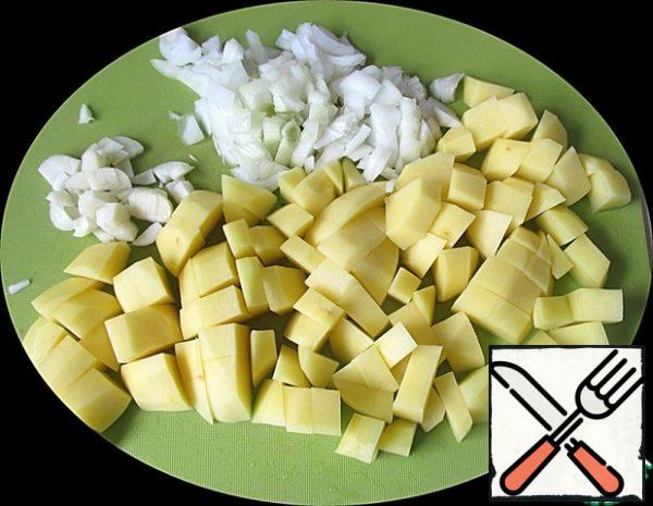 Onion cut into small cubes, garlic-thin plates, potatoes-small cubes.